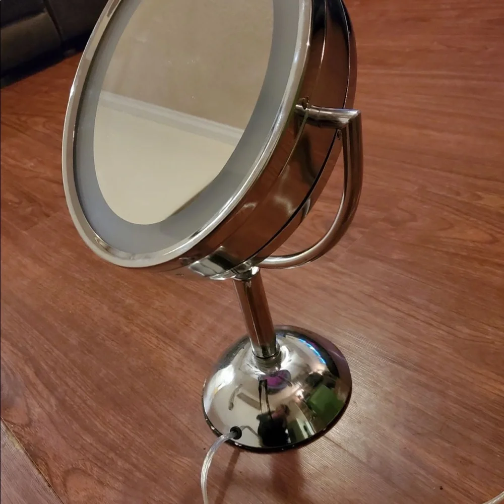 Magnifying Mirror Double side light up working good both sides.